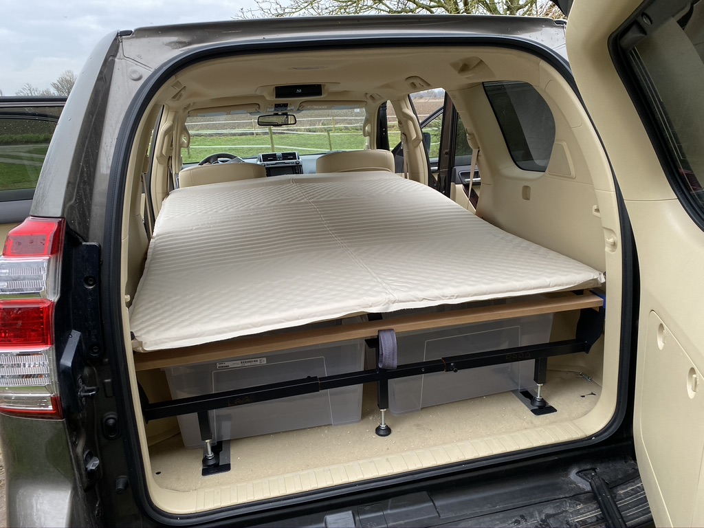 's Avonds een heerlijk comfortabel 2-persoonsbed voor u en uw eventuele reisbegeleid(st)er. Of voor de chauffeur, als u liever in de ruime eveneens comfortabele luxe Karsten tent slaapt... P.S. Achter de voorstoelen is zelfs nog plaats voor een kinderbed dus een klein gezin kan in deze Land Cruiser ReisTaxi slapen...