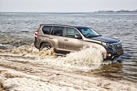 Land Cruiser wadend door water