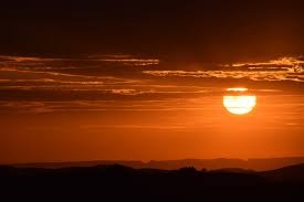 Zon in warmrode Afrikaanse lucht